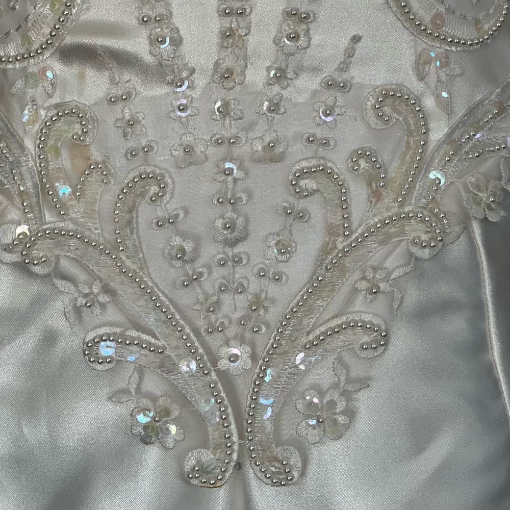 WORN 1x Wedding Dress. Satin w/lace, pearl beads & subtle sequins. Two stains - Picture 12 of 16